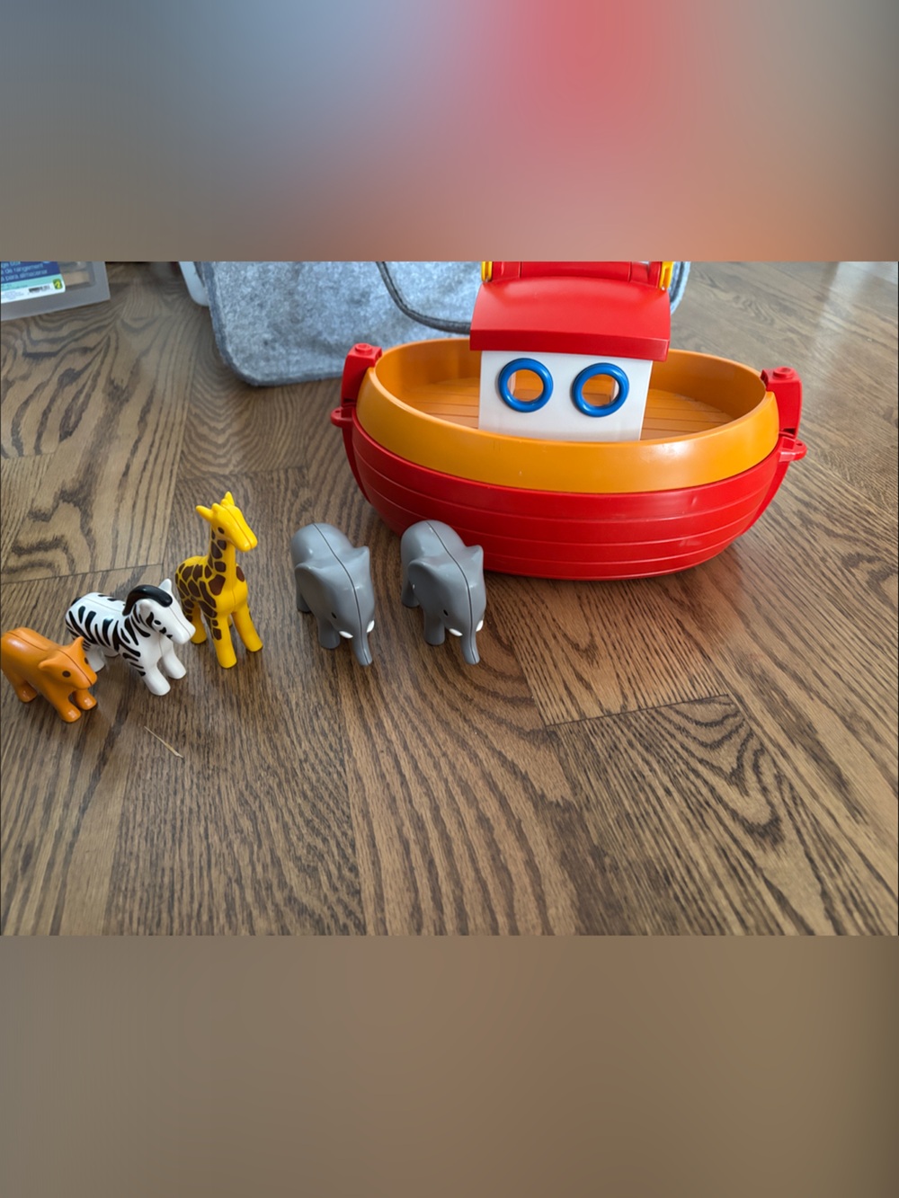 Aymobil124 Animal Ark Playset - Red and Orange